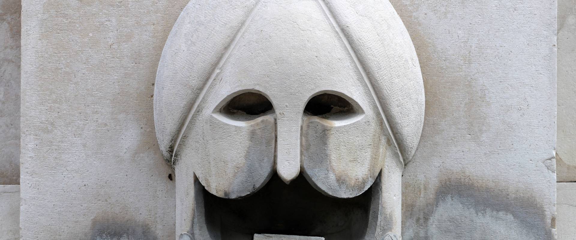 Cesare bazzani, munumento alla vittoria (o ai caduti) di forlì, 1932, fontane laterali con mascheroni 02 foto di Sailko